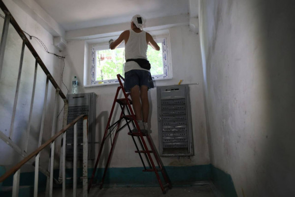 Теплий під’їзд. У 2025 році за підтримки міста у  199 «п’ятиповерхівках»  замінять вікна у під’їздах.  Це 3 600 вікон5