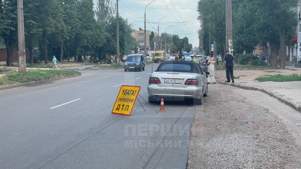 У Кривому Розі біля зупинки 