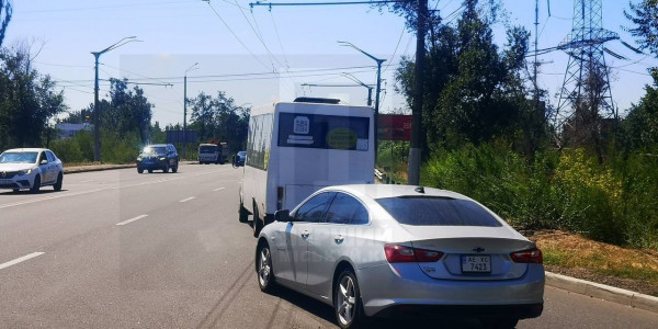 У Кривому Розі ДТП біля автовокзалу: легковик врізався в маршрутку, яка зупинилася пропустити тролейбус0