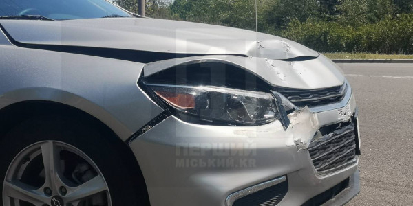У Кривому Розі ДТП біля автовокзалу: легковик врізався в маршрутку, яка зупинилася пропустити тролейбус1