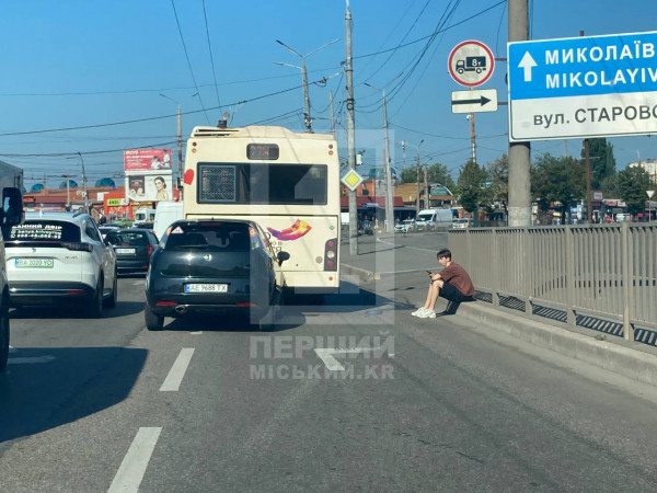 У Кривому Розі легковий автомобіль врізався в автобус з пасажирами0