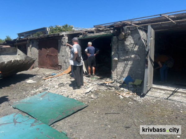 У Кривому Розі ліквідовують наслідки нічних ударів російськими БпЛА: містяни звертаються по допомогу5