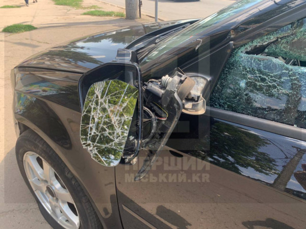 У Кривому Розі на проспекті Університетському фура притисла легковик: обійшлося без постраждалих1