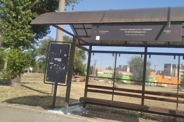 У Кривому Розі невідомі розбили зупинку громадського транспорту0