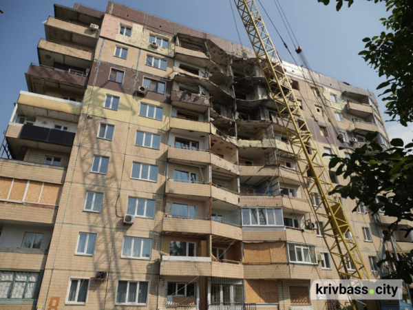 У Кривому Розі одну з пошкоджених росіянами багатоповерхівок вже готують до повернення мешканців 3