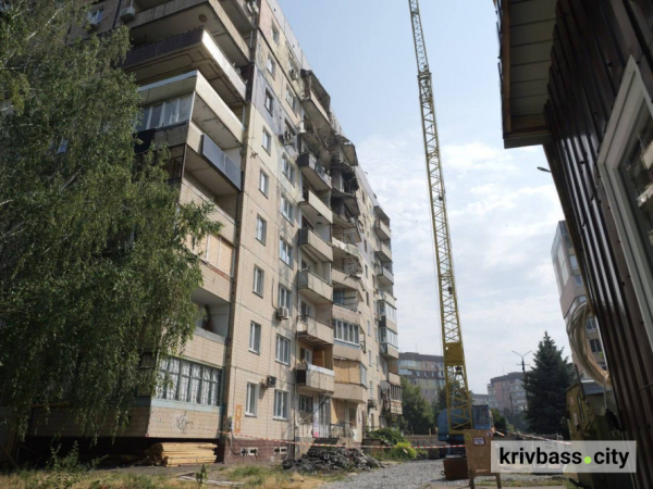 У Кривому Розі одну з пошкоджених росіянами багатоповерхівок вже готують до повернення мешканців 1