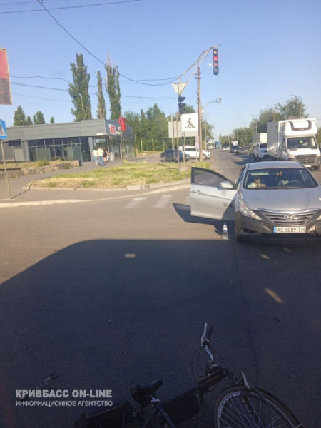 У Кривому Розі водій легковика збив велосипедиста: обставини з’ясовуються0