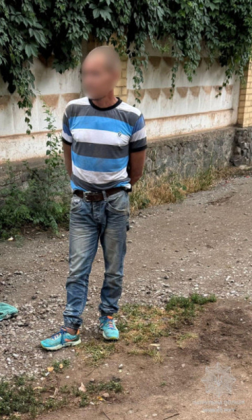 У Покровському районі Кривого Рогу правоохоронці просто на вулиці затримали чоловіка з забороненими речовинами0