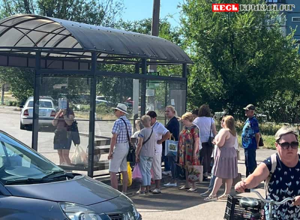 Люди ховаються від сонця поза зупинкою в Кривому Розі