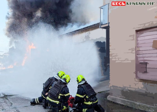 Рятувальники ліквідовують наслідки удару шахедами по Кривому Рогу