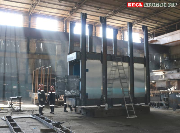 Унікальну кліть виготовили в цеху ДМЗ Петрова для шахти в Кривому Розі