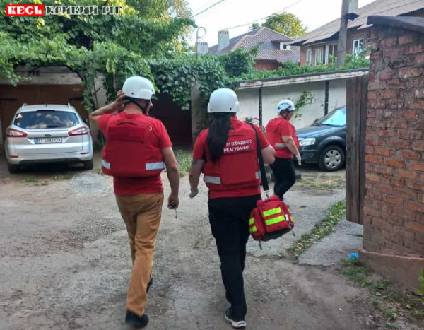 Волонтери Червоного Хреста на вул. Гетьманській в Кривому Розі