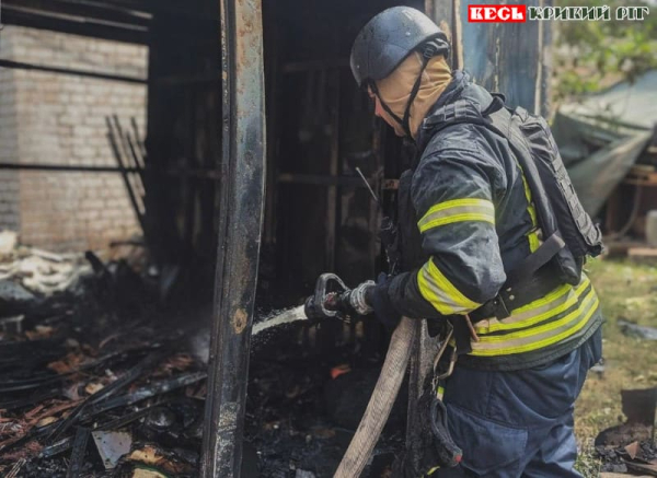 Рятувальник гасить пожежу після прильоту шахеда в Кривому Розі