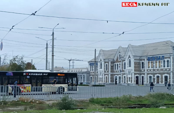 Автобус А8 на Привокзальній площі в Кривому Розі