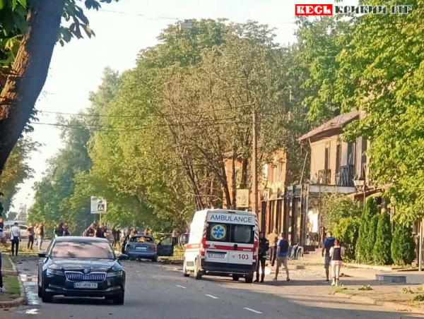 Рятувальники та поліція на місці шахедного удару по «Україночці» в Кривому Розі