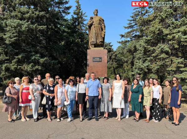 Покладання квітів до пам’ятнику Хмельницькому в Кривому Розі