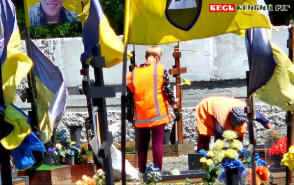 Комунальники провели велике прибирання в Секторі почесних поховань в Кривому Розі