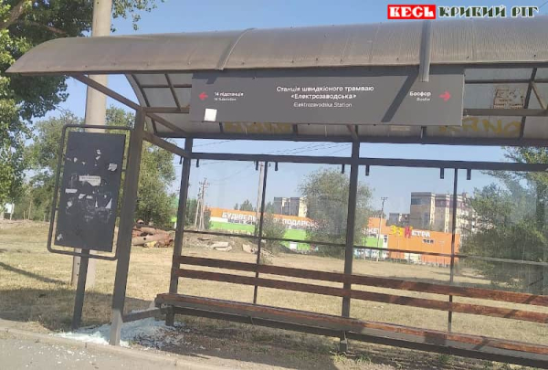 Вандали розбили скло зупинки на вул. Електрозаводській в Кривому Розі