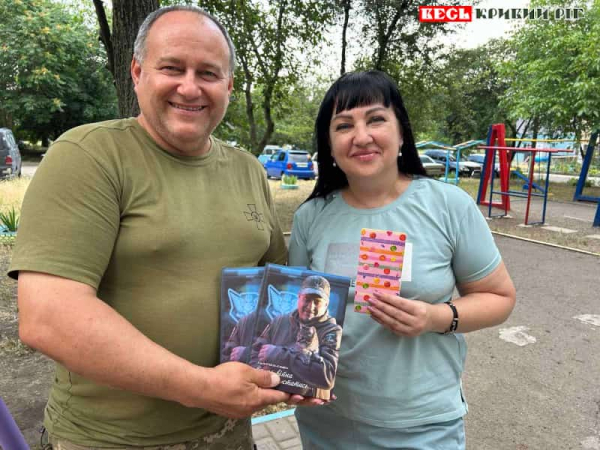 Сергій Рубель дарить власну книгу дитсадку в Кривому Розі