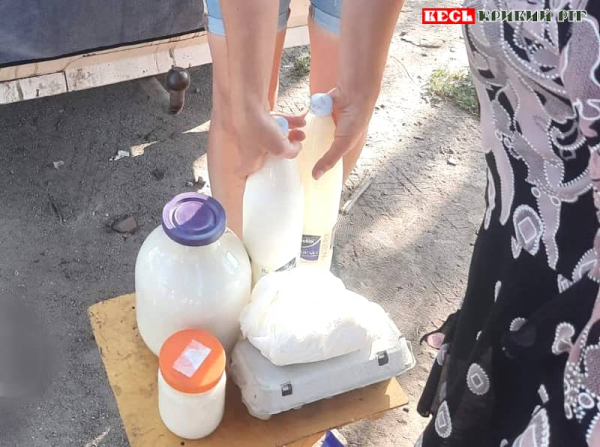 Торгівля молочними продуктами з рук на вул. Щєпкіна в Кривому Розі