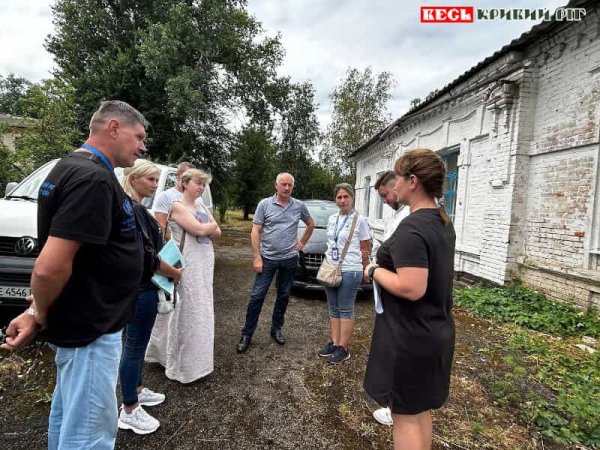 Закинуту будівлю перетворюють на житло для ВПО в Софіївці Криворізького району