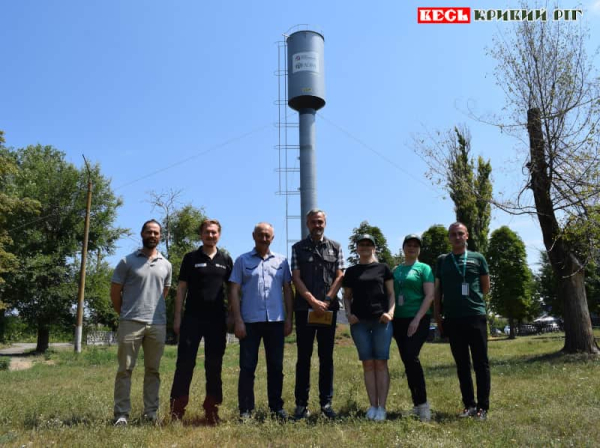 Представники ADRA на фоні водонапірної башти в Софіївці Криворізького р-ну