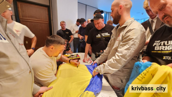 Ветеран з Північного ГЗК Валерій Пінчук побував у Лондоні, де підтримав Олександра Усика під час поєдинку з Даніелем Дюбуа1