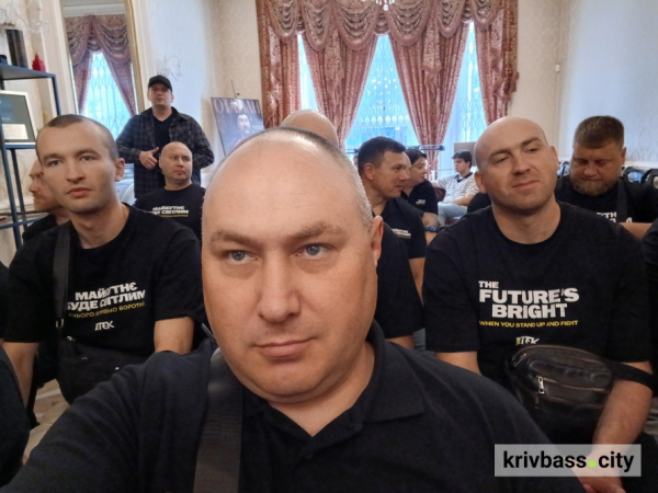 Ветеран з Північного ГЗК Валерій Пінчук побував у Лондоні, де підтримав Олександра Усика під час поєдинку з Даніелем Дюбуа2
