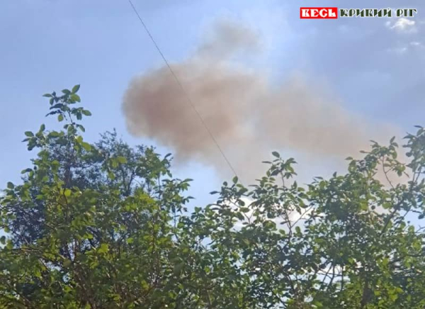 Дим над місцем вибуху шахеда на Дзержинці в Кривому Розі