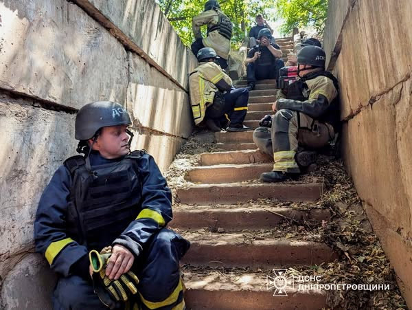 Внаслідок російської атаки по Кривому Рогу постраждали 2 рятувальники1