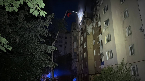 Вночі ворожий безпілотник влучив у багатоповерхівку в Одесі, постраждали троє мешканців1