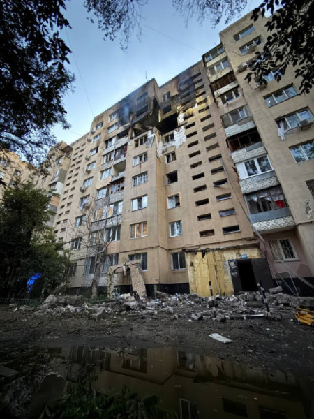 Вночі ворожий безпілотник влучив у багатоповерхівку в Одесі, постраждали троє мешканців5