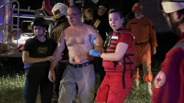 Вночі ворожий безпілотник влучив у багатоповерхівку в Одесі, постраждали троє мешканців7