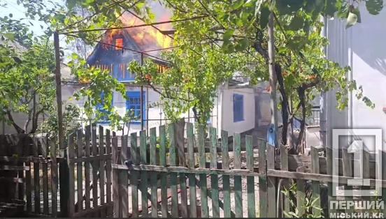 Їдкий дим та тріск вогню: надзвичайники боролися з чималою пожежею на Інгульці4