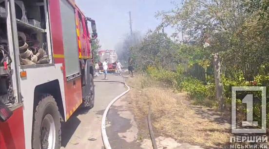 Їдкий дим та тріск вогню: надзвичайники боролися з чималою пожежею на Інгульці1