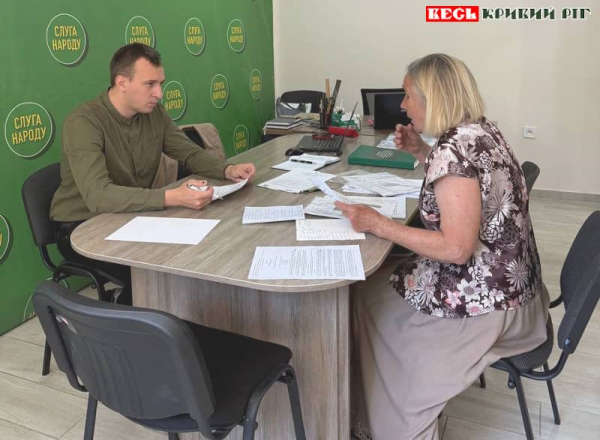 Олександр Савченко веде прийом виборців в Кривому Розі