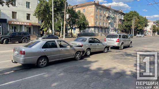 За ефектом доміно: на 96 кварталі зіткнулися одразу три легковика1