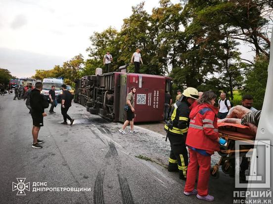 Загиблий та десятки постраждалих: на Дніпропетровщині перекинувся автобус з пасажирами1