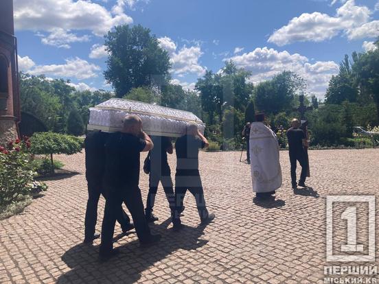 Жила на повну і працювала на «всі сто»: криворіжці попрощалися з педагогинею, яку вбило російське залізяччя в Одесі6