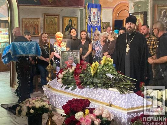 Жила на повну і працювала на «всі сто»: криворіжці попрощалися з педагогинею, яку вбило російське залізяччя в Одесі3
