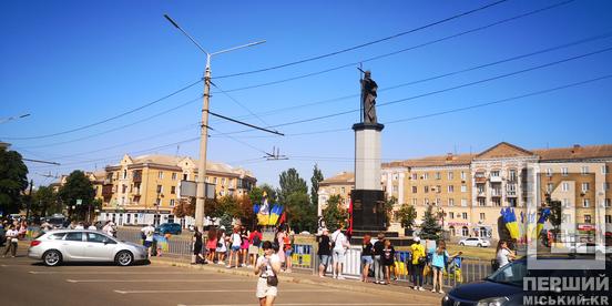 «Знайдіть і поверніть мого тата»: криворіжці вийшли на щонедільну акцію нагадування про військовополонених1