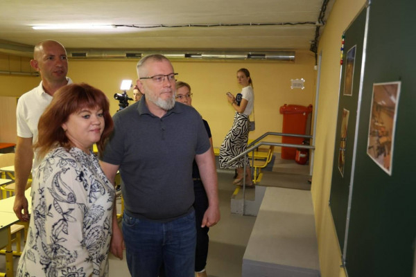 Безпека та комфорт навчального процесу. У Кривому Розі, в співпраці з БФ «Київська школа економіки», модернізоване укриття в одній з гімназій Покровського району1