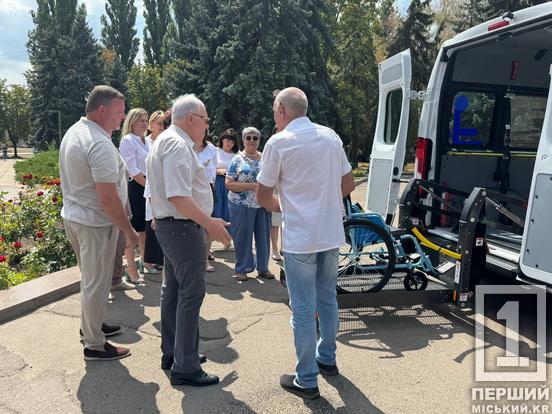 Більше авто - більше можливостей: Довгинцівський район отримав ще одну машину соціального таксі3