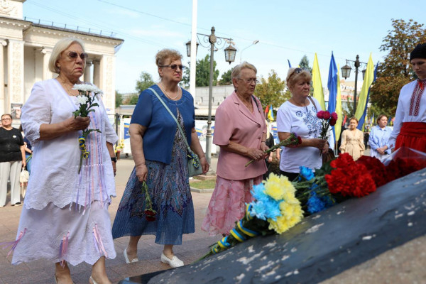 До Дня незалежності України  у Кривому Розі поклали квіти  до пам’ятника  Кобзарю1
