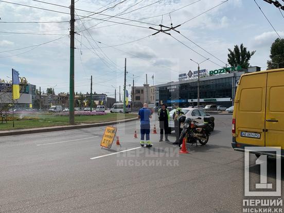 Дві аварії за ранок: на Дніпровському шосе легковик в’їхав у кросовер, а на 95-му було зіткнення з кур’єром Glovo3