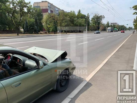Дві аварії за ранок: на Дніпровському шосе легковик в’їхав у кросовер, а на 95-му було зіткнення з кур’єром Glovo1