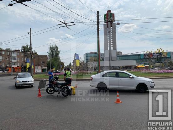 Дві аварії за ранок: на Дніпровському шосе легковик в’їхав у кросовер, а на 95-му було зіткнення з кур’єром Glovo4