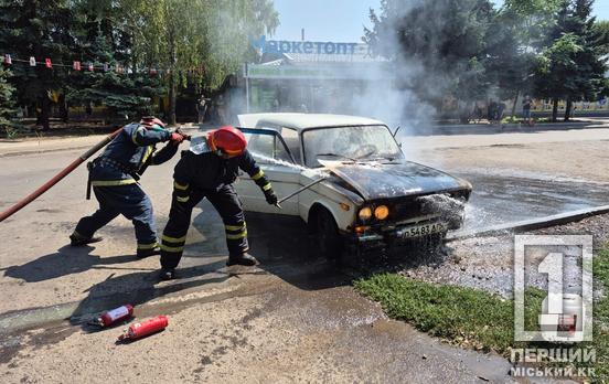 Горіло у самому «серці» авта: на Зарічному палав легковик