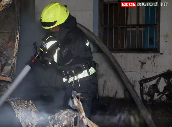 Рятувальники ліквідовують наслідки повітряного удару на Дніпропетровщині