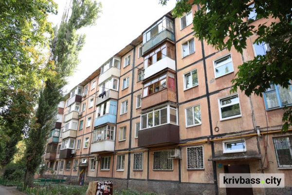 Мерзнути не доведеться: у Кривому Розі оновлюють вікна в п’ятиповерхівках1